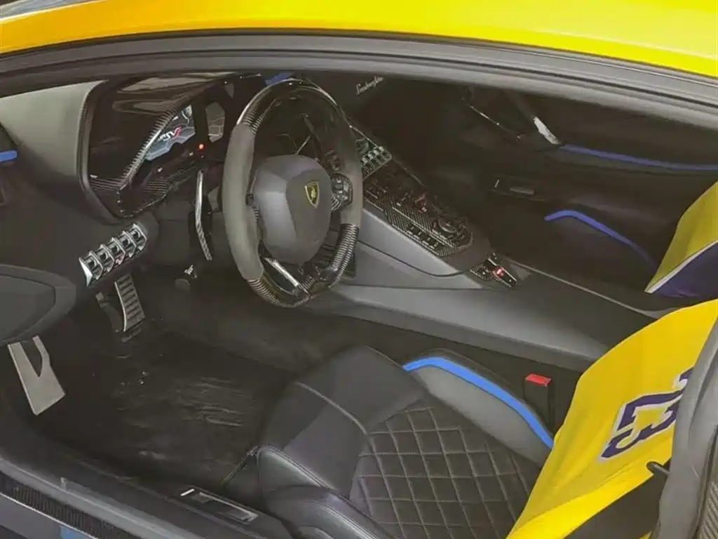 LAMBORGHINI AVENTADOR