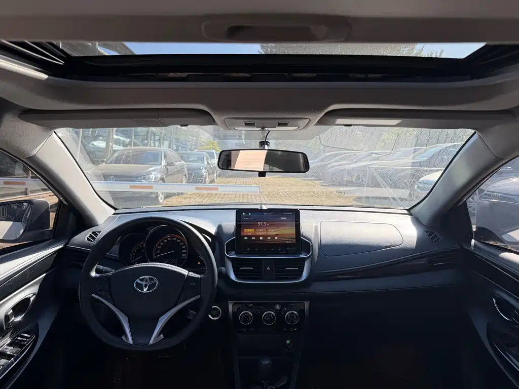 Toyota Yaris L — миниатюра 4