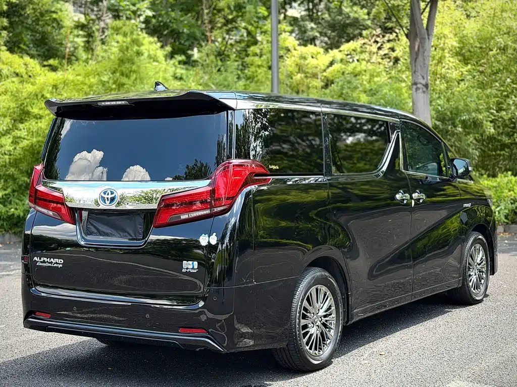 Toyota Alphard — миниатюра 5