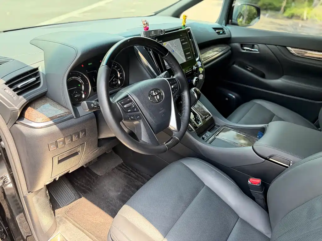Toyota Alphard — миниатюра 7