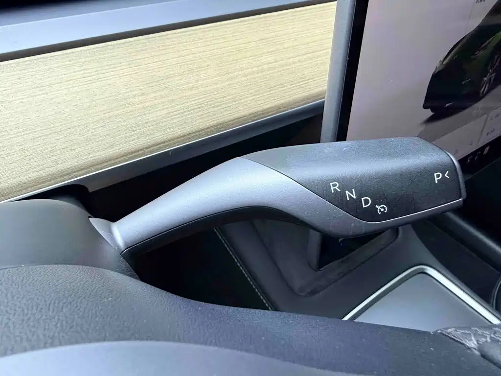 Tesla Model Y — миниатюра 17