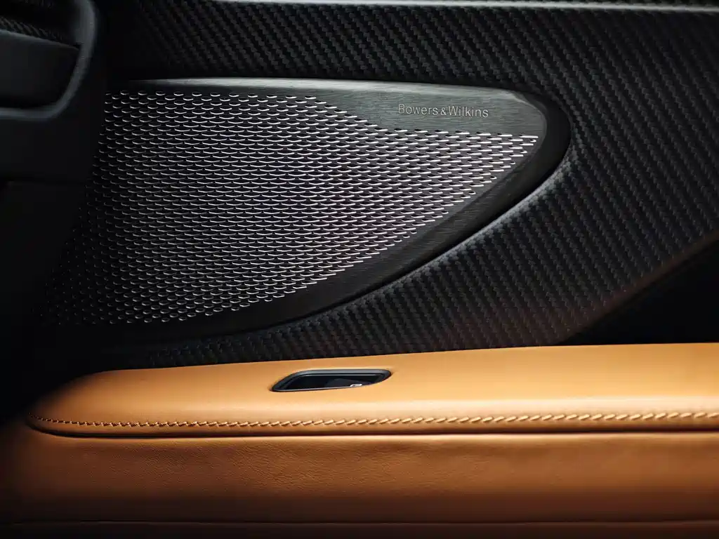 Aston Martin DB12 — миниатюра 17