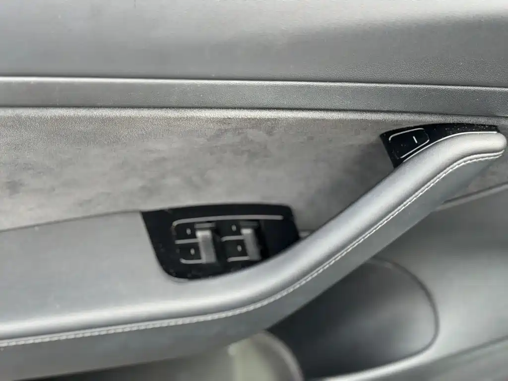 Tesla Model 3 — миниатюра 7
