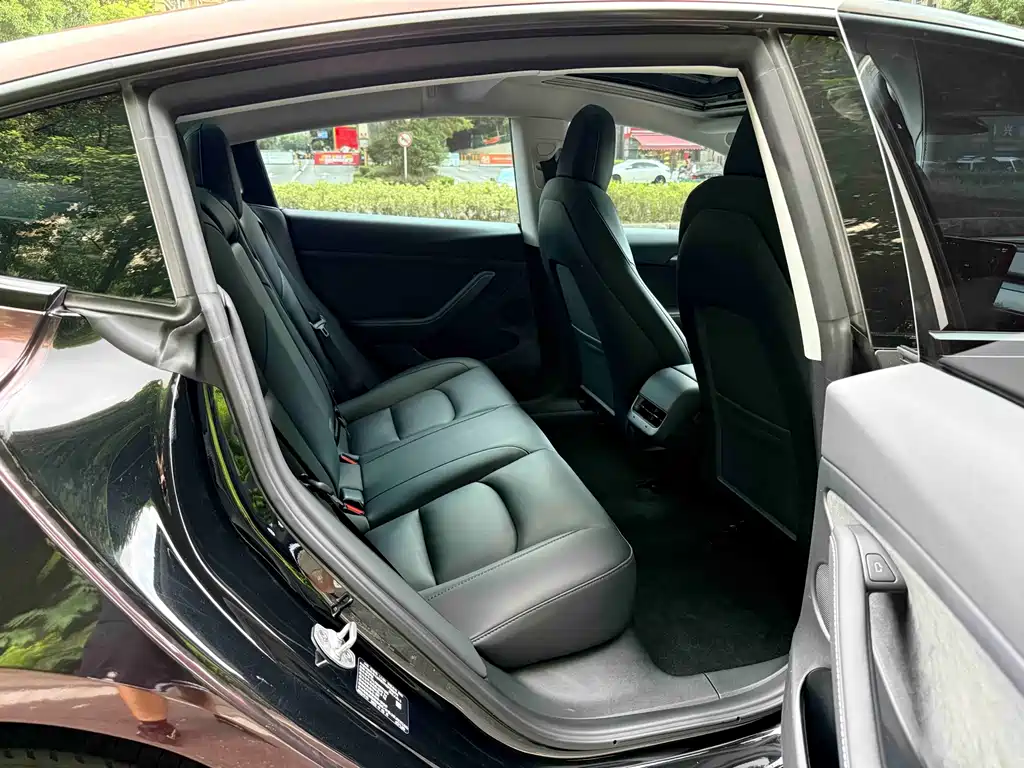 Tesla Model 3 — миниатюра 12