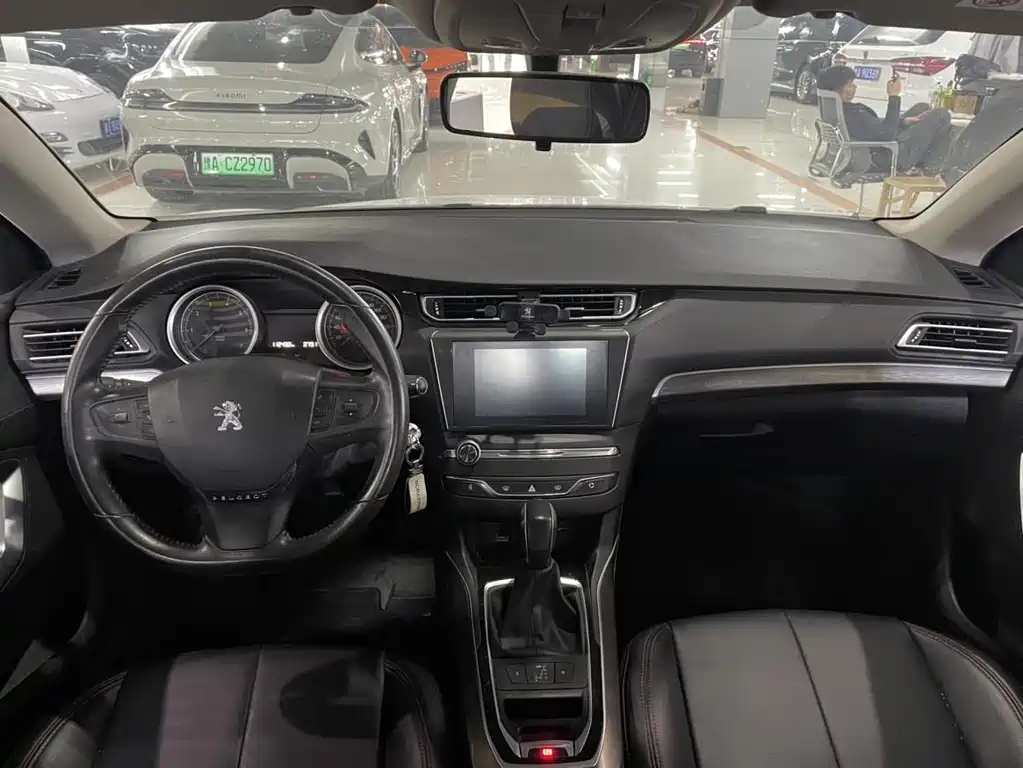 Peugeot 408 2015 1.2T AT Luxury