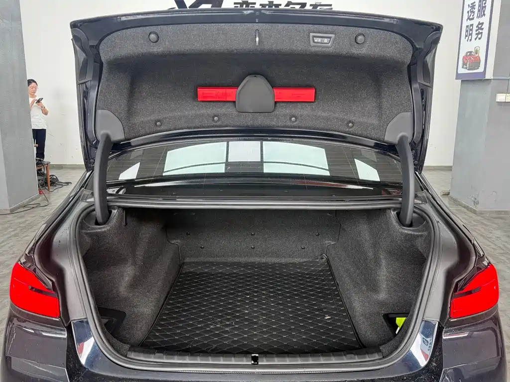 BMW 5 Series — миниатюра 17