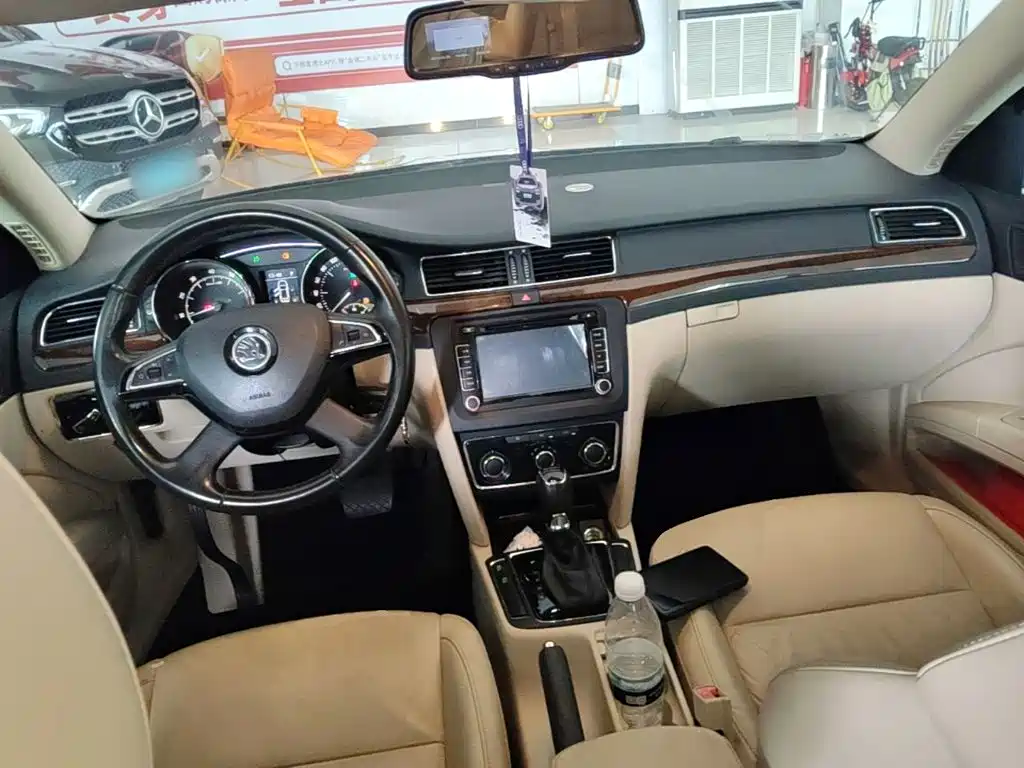 Skoda Superb — миниатюра 10