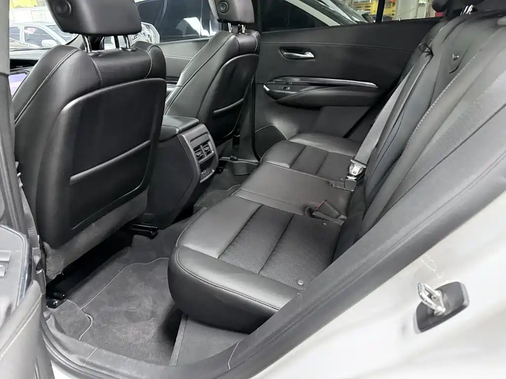 Cadillac XT4 - фото 11