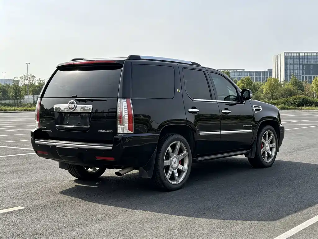 Cadillac Escalade — миниатюра 6