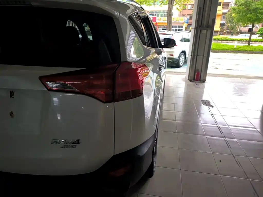 Toyota RAV4 — миниатюра 8