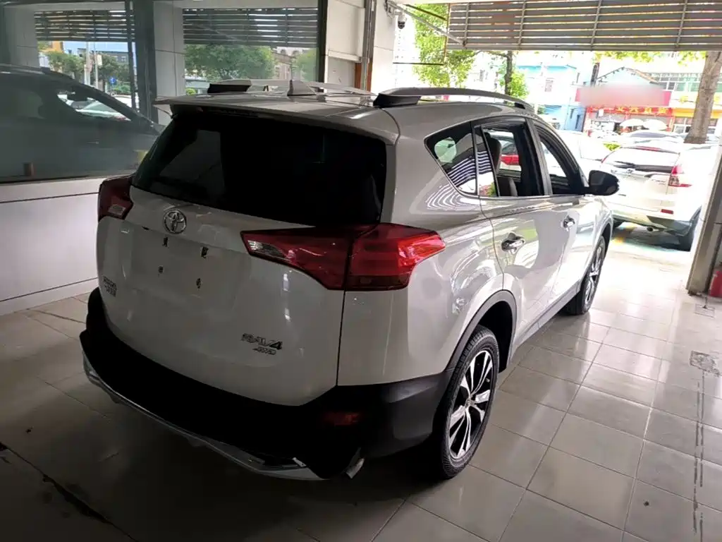 Toyota RAV4 — миниатюра 7