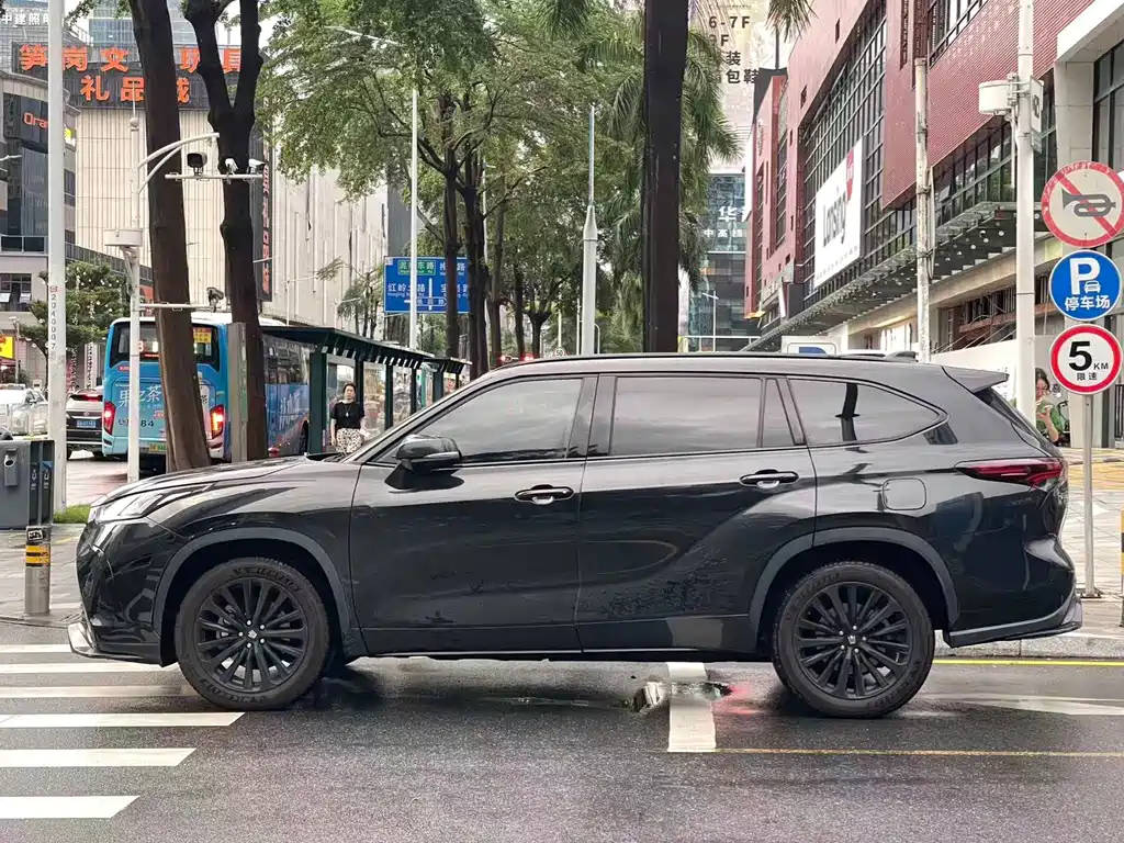 Toyota Crown Kluger — миниатюра 4