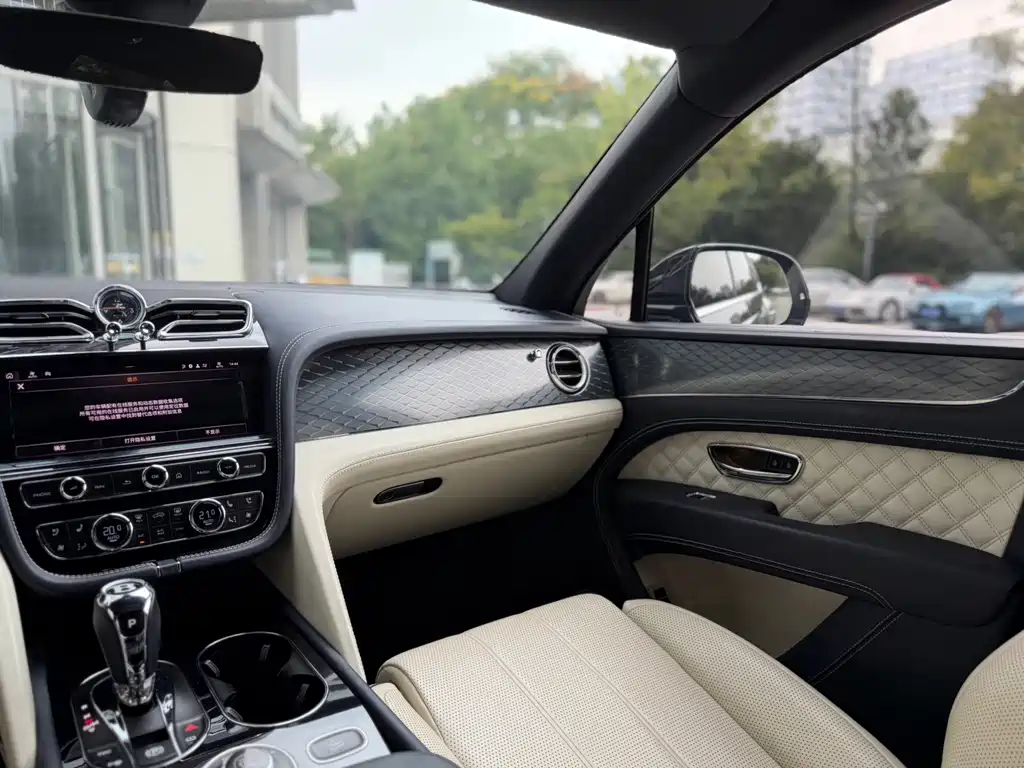 Bentley Bentayga — миниатюра 10