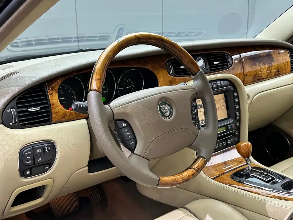 Jaguar XJ — миниатюра 12
