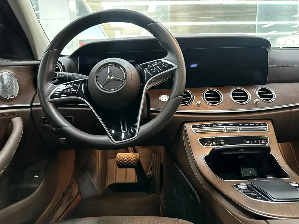 Mercedes-Benz E-Class — миниатюра 7