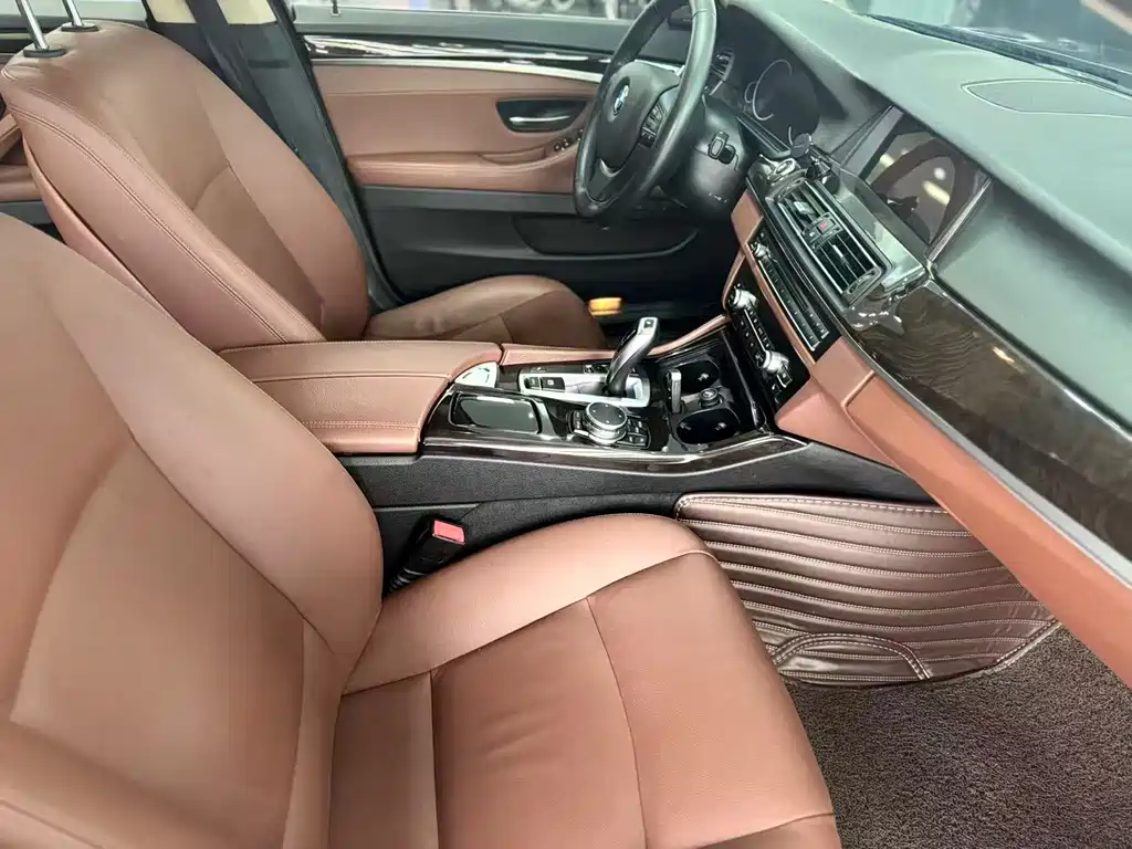 BMW 5 Series — миниатюра 8