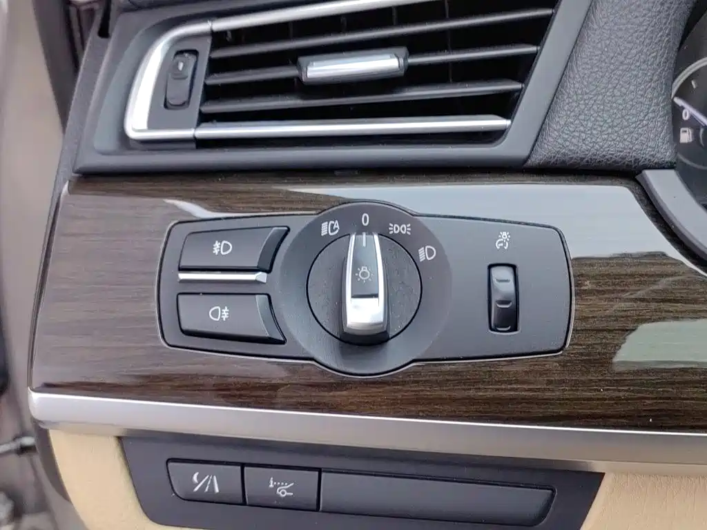 BMW 7 Series — миниатюра 21