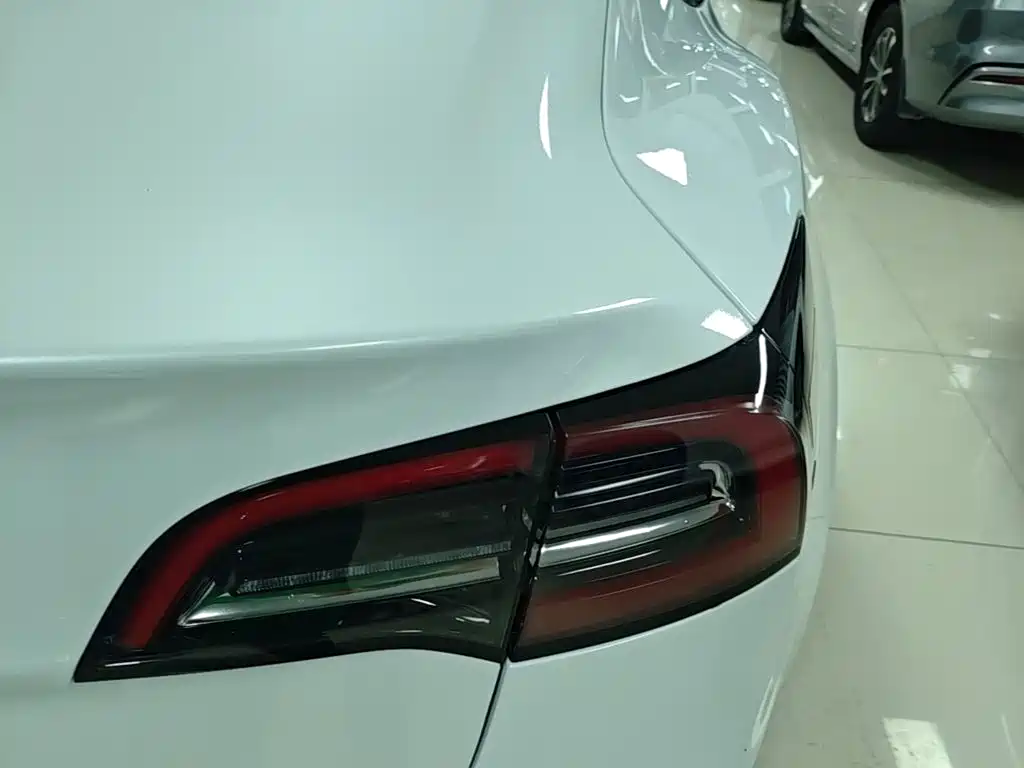 Tesla Model 3 — миниатюра 8