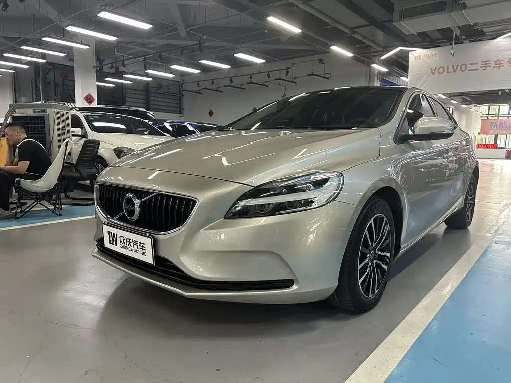 VOLVO V40