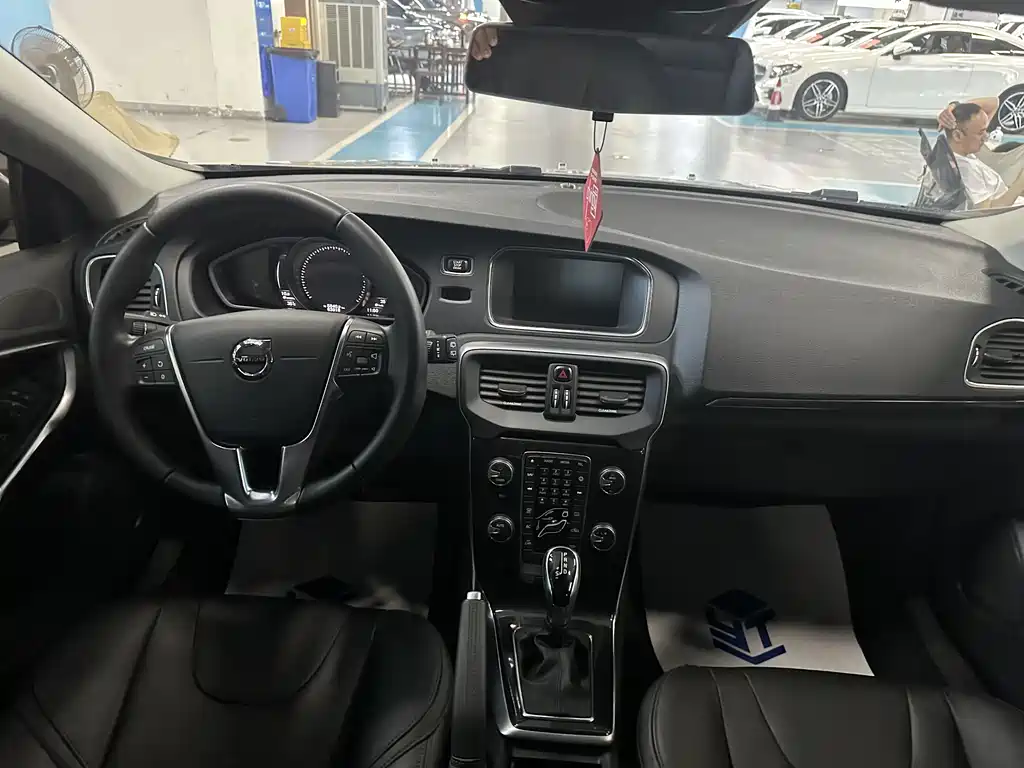 VOLVO V40