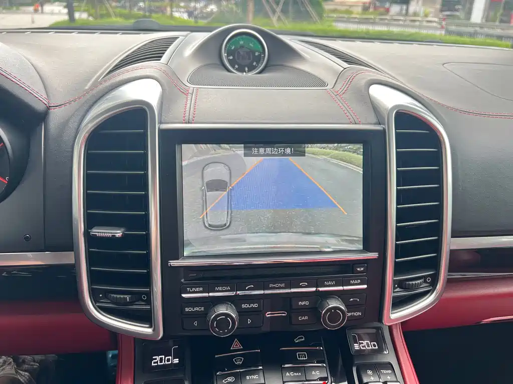 Porsche Cayenne — миниатюра 31