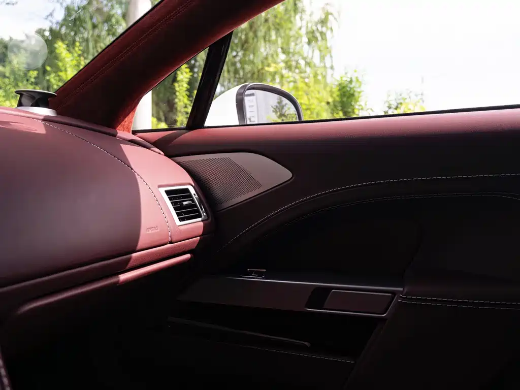 Aston Martin Rapide — миниатюра 10