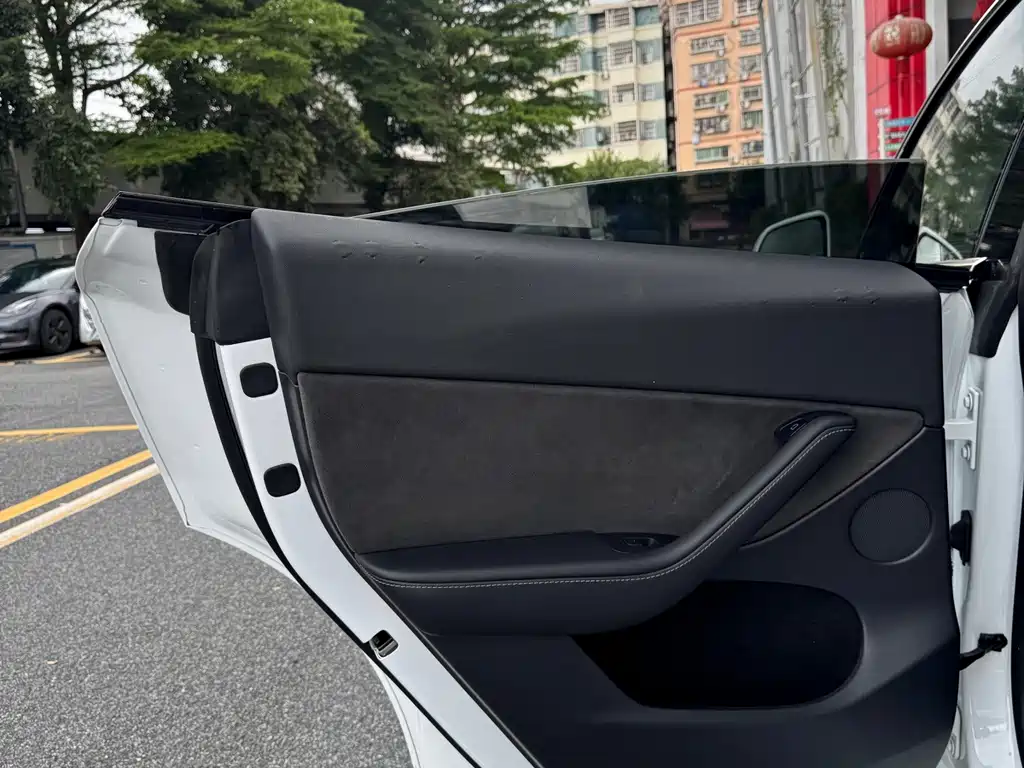 Tesla Model Y — миниатюра 11