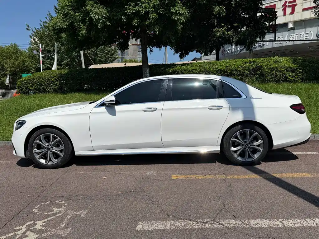 Mercedes-Benz E-Class — миниатюра 3