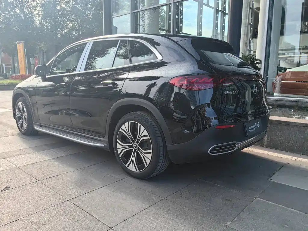 Mercedes-Benz EQE SUV — миниатюра 8