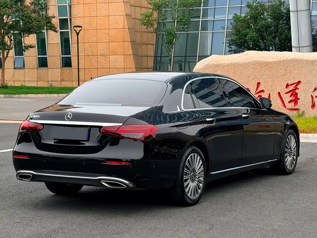 Mercedes-Benz E-Class — миниатюра 9