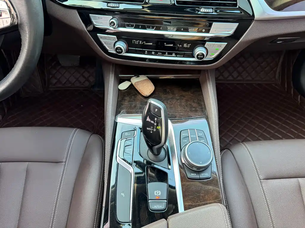 BMW 5 Series — миниатюра 16