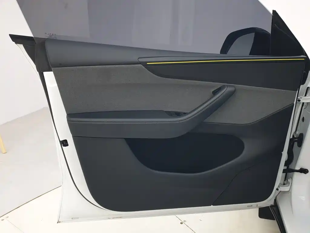 Tesla Model Y — миниатюра 14
