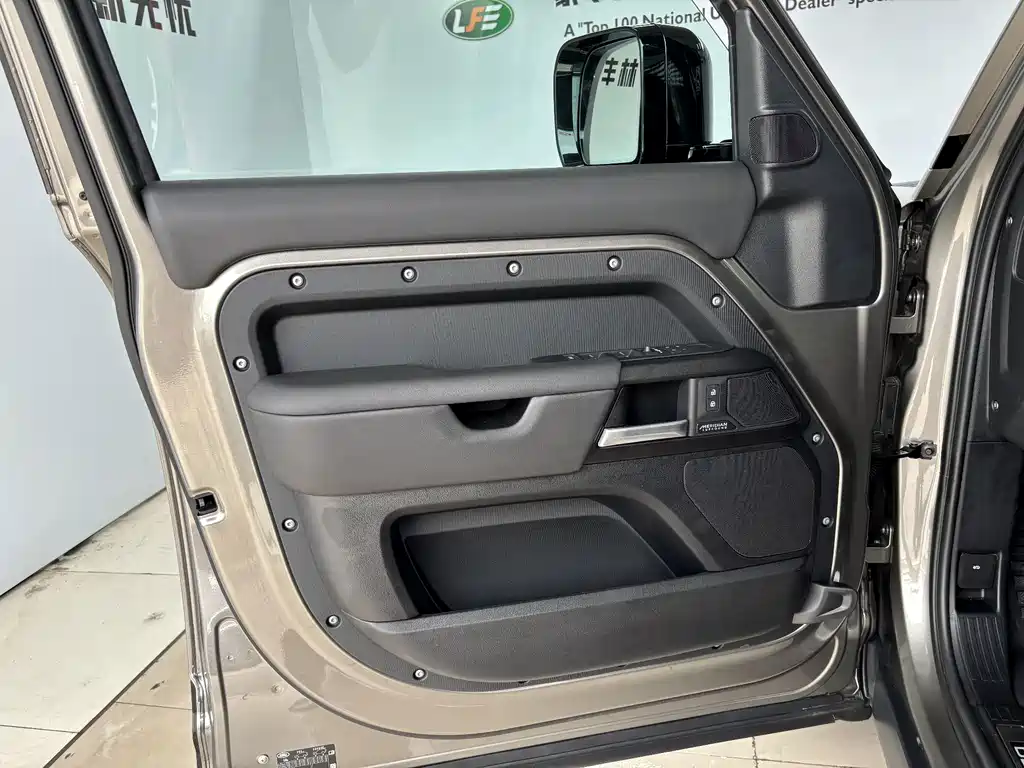 Land Rover Defender — миниатюра 9
