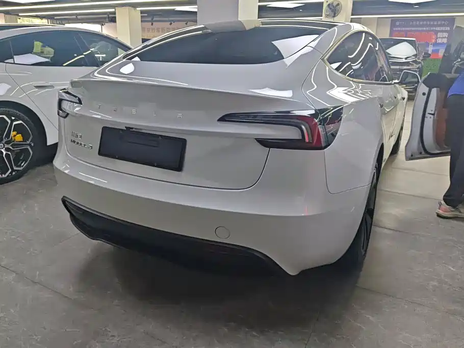Tesla Model 3 — миниатюра 3