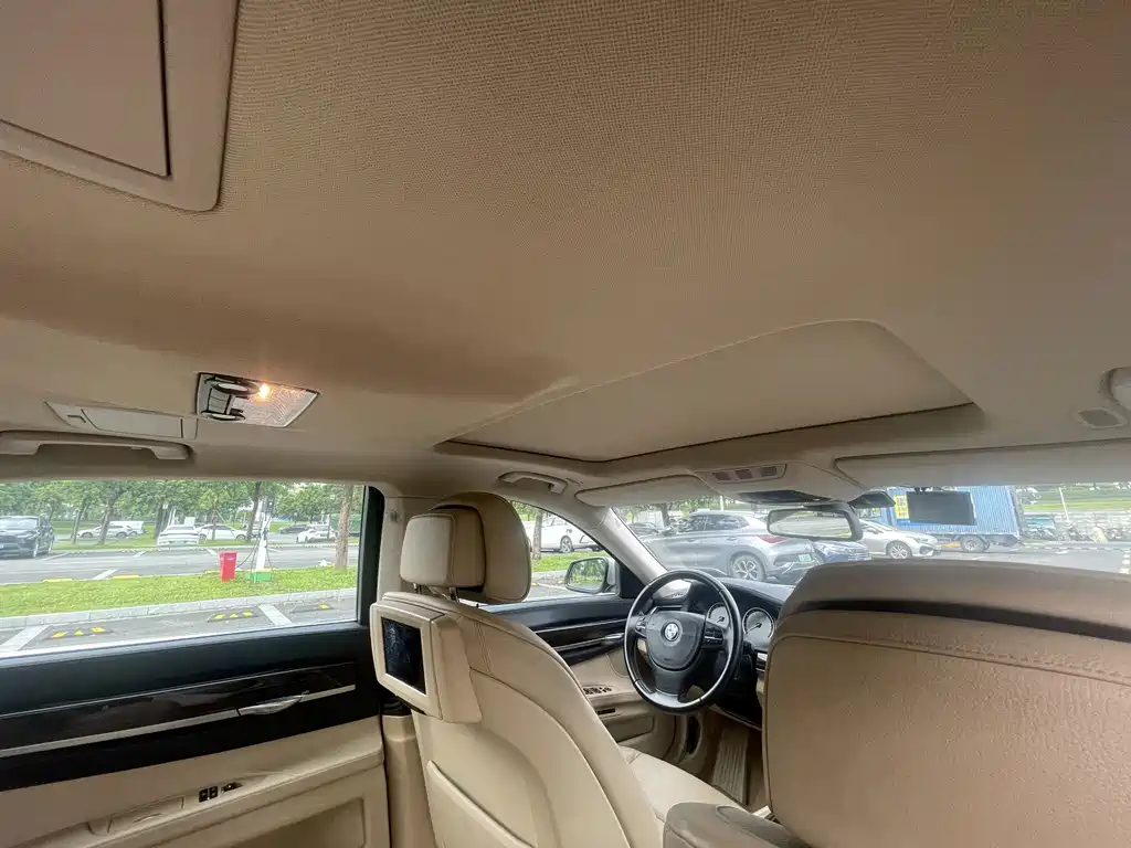 BMW 7 Series — миниатюра 11