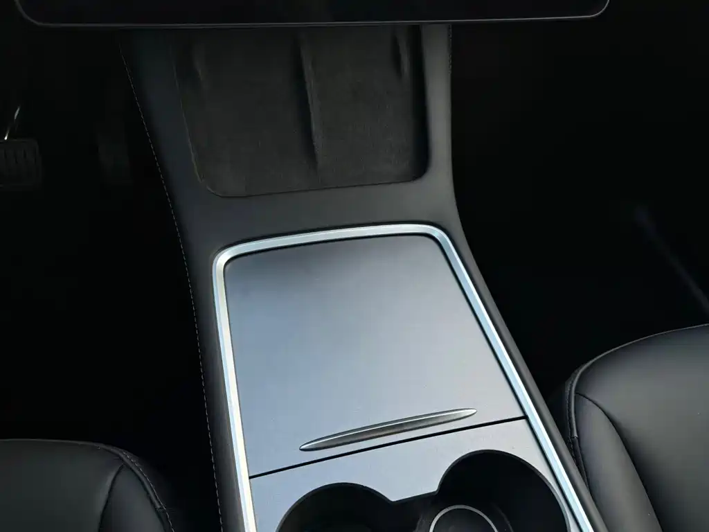 Tesla Model Y — миниатюра 9