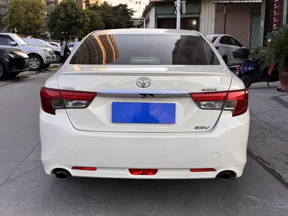 Toyota Reiz — миниатюра 5