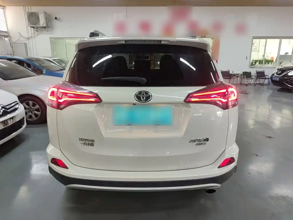 Toyota RAV4 — миниатюра 6