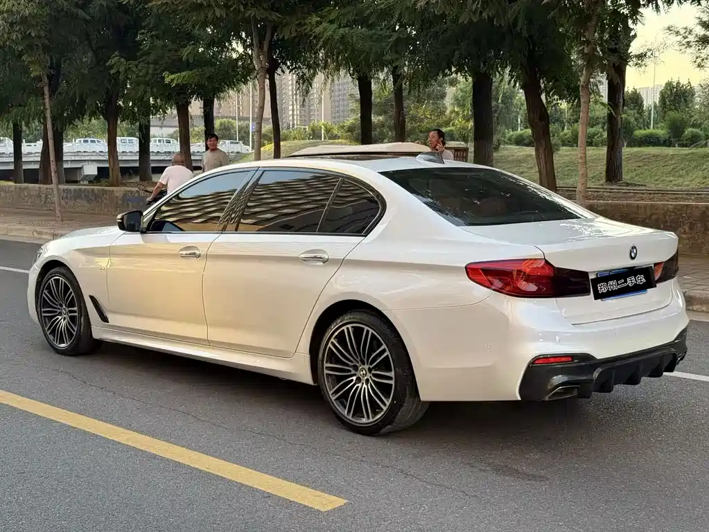 BMW 5 Series — миниатюра 9