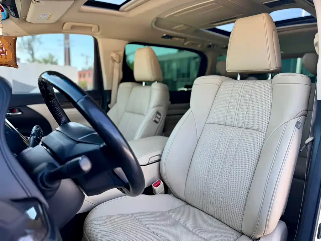 Toyota Alphard — миниатюра 8