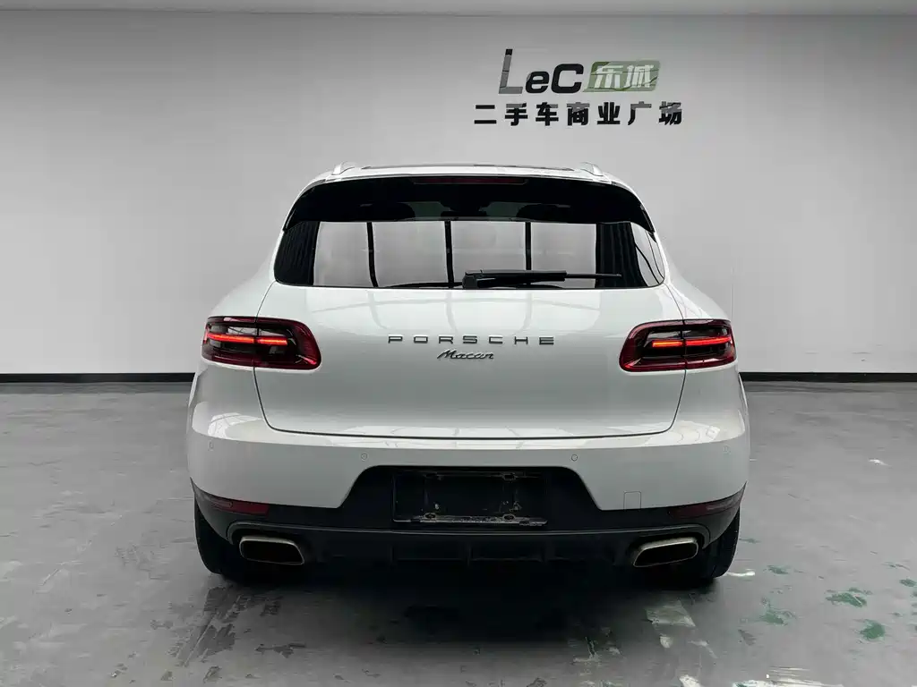 PORSCHE MACAN