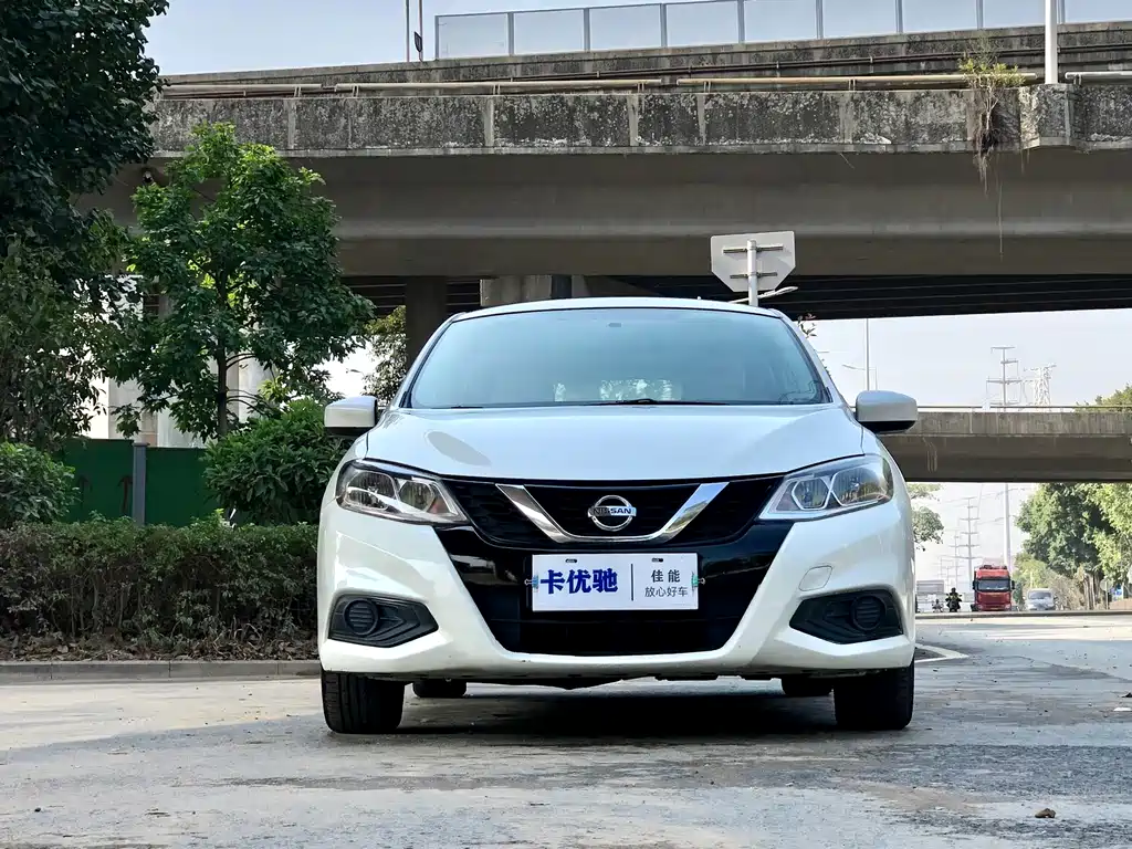 NISSAN TIIDA