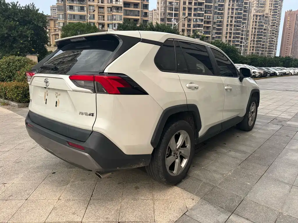 Toyota RAV4 — миниатюра 6