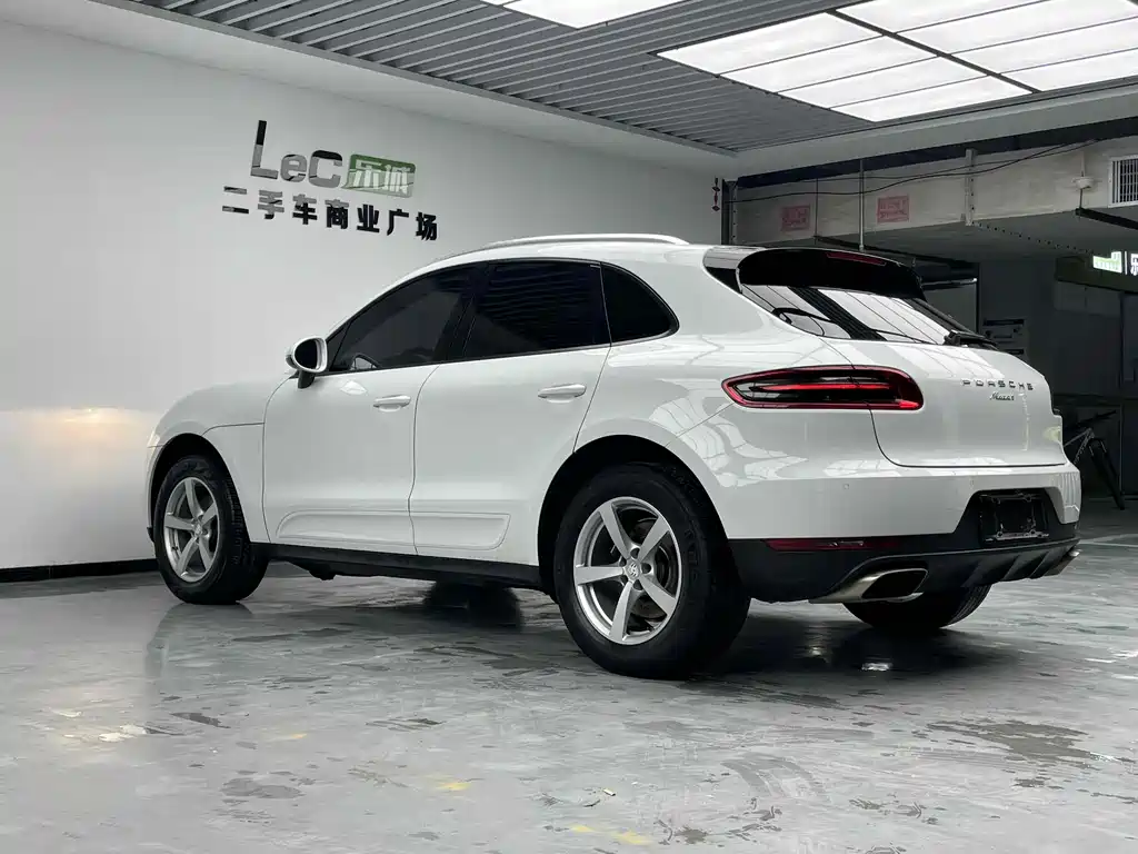 PORSCHE MACAN