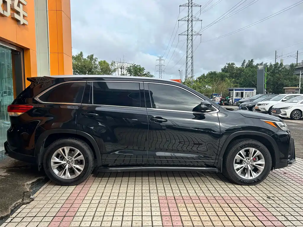 TOYOTA HIGHLANDER