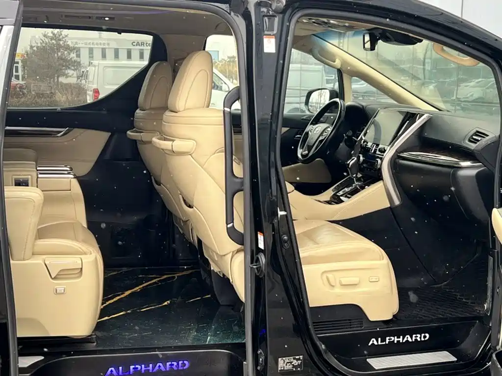 Toyota Alphard — миниатюра 16