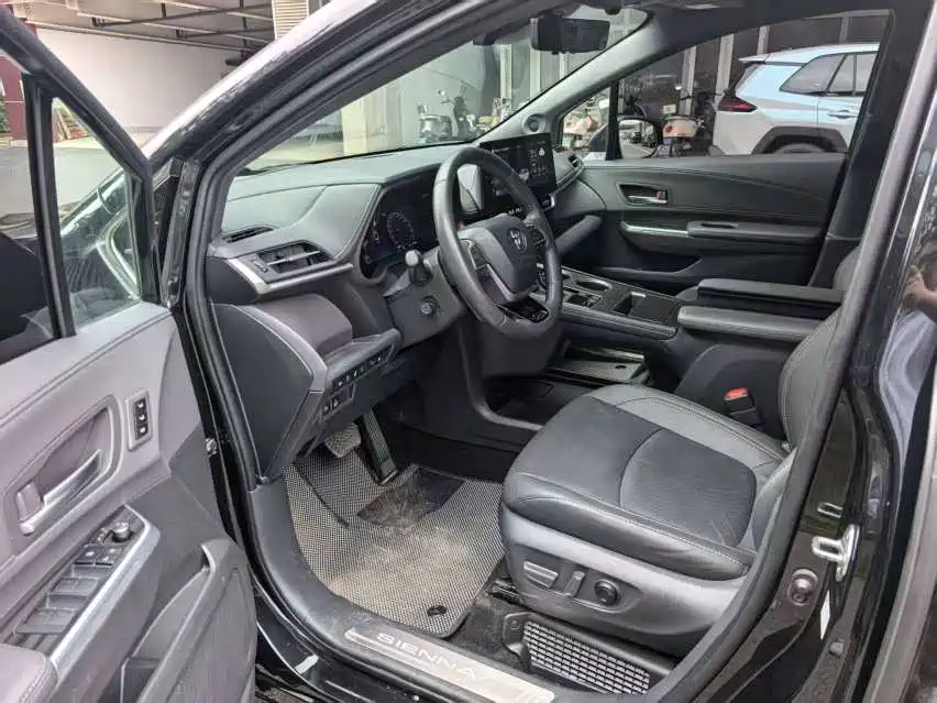 Toyota Sienna — миниатюра 2