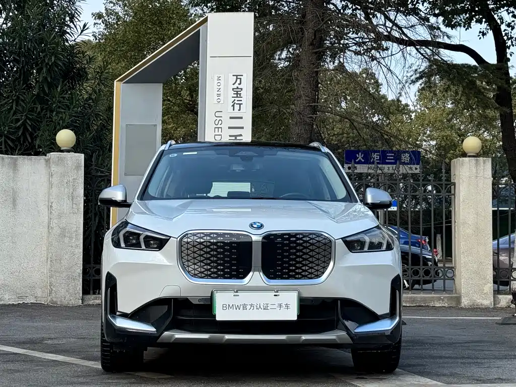 BMW IX1