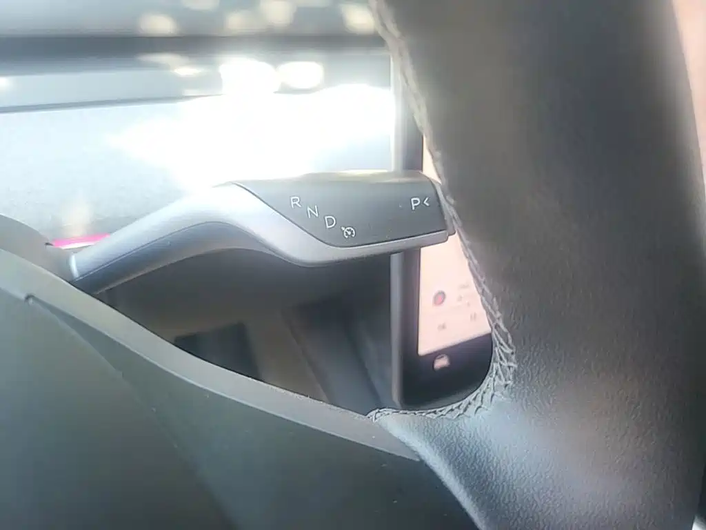 Tesla Model Y — миниатюра 14