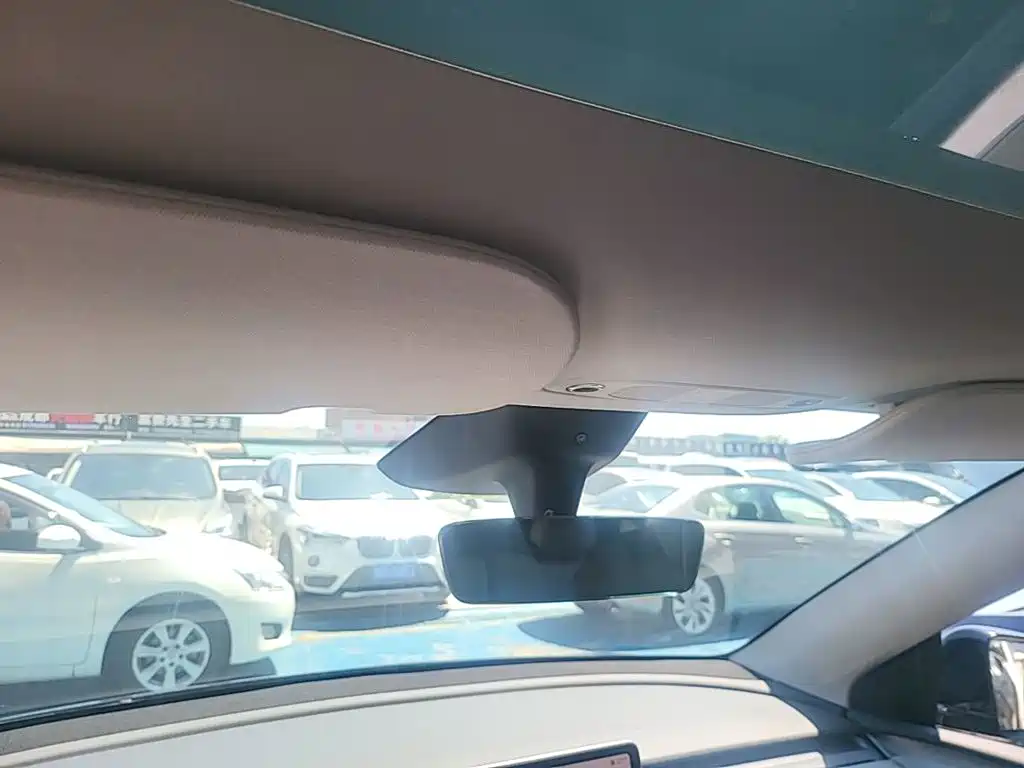 Tesla Model Y — миниатюра 18